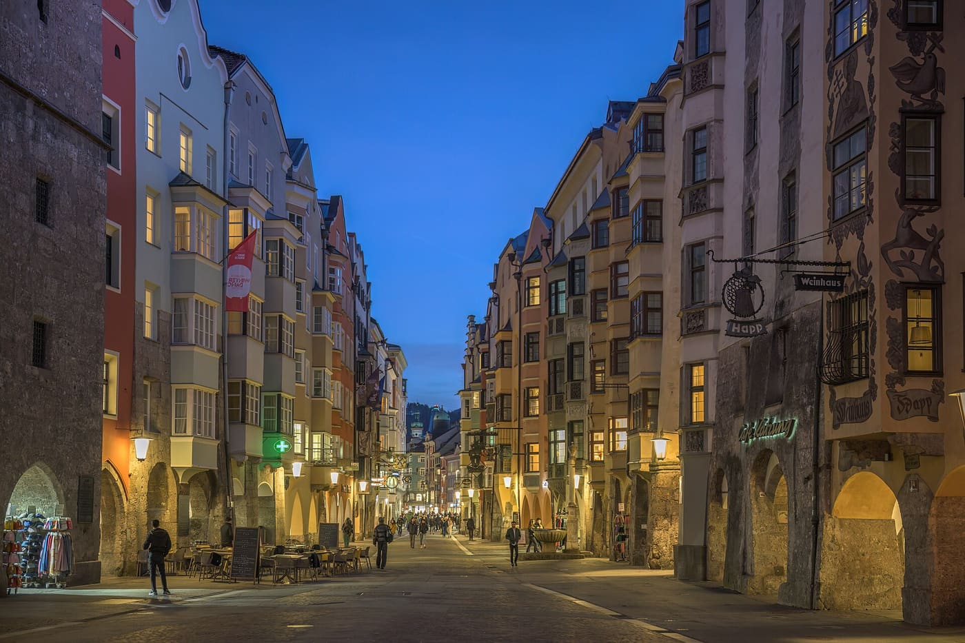 Herzog-Friedrich-Straße in der Innsbrucker Altstadt am Abend