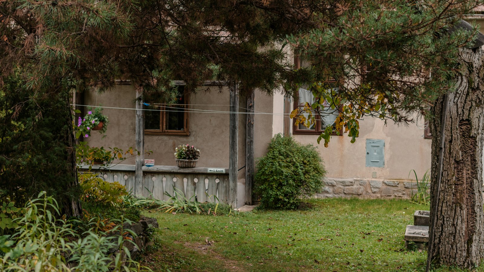 Älteres Landhaus mit Garten und alten Bäumen