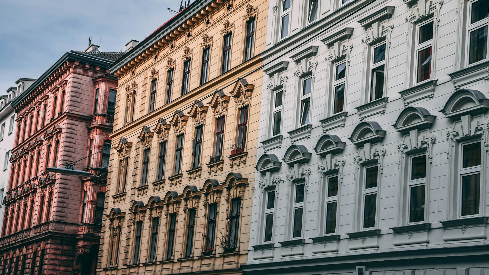 Gründerzeitfassaden in einer Wiener Straße