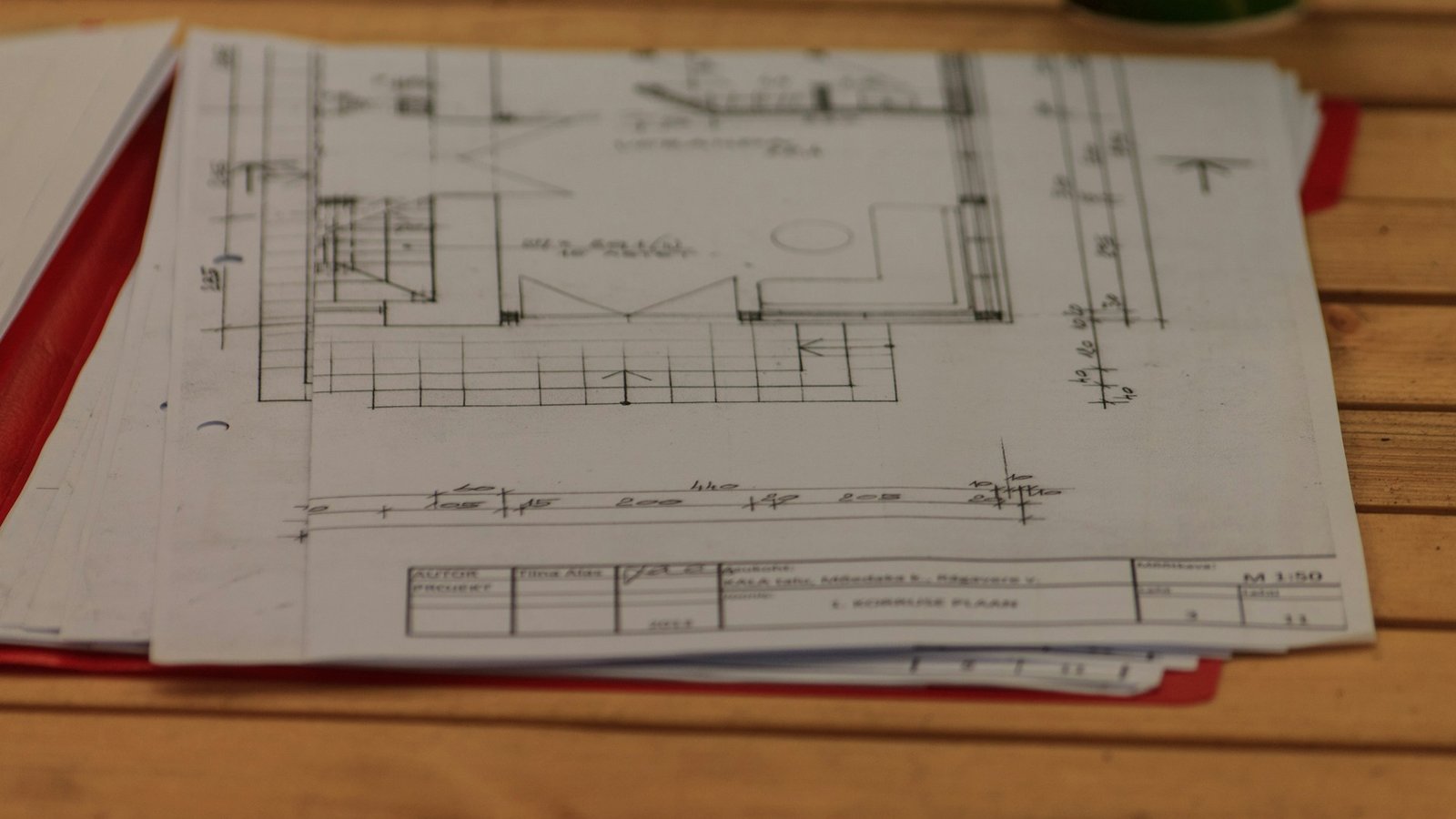 Baupläne auf einem Holztisch