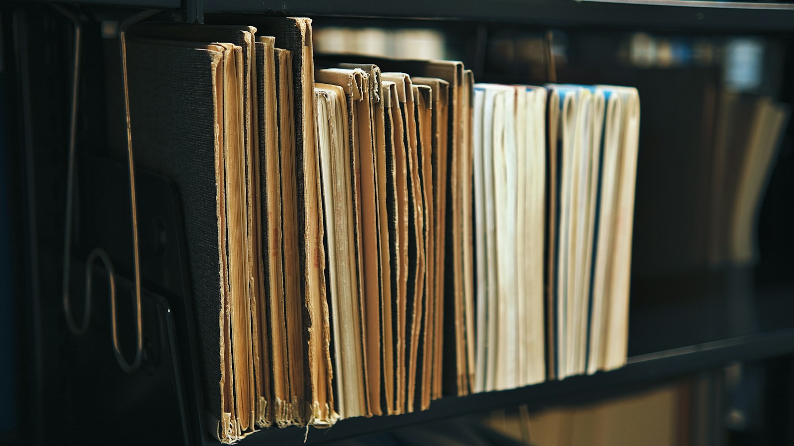 Alte Dokumente und Bücher in einem Archivregal