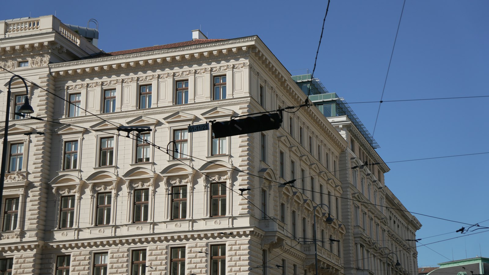 Altbaufassade mit hellen Stuckelementen