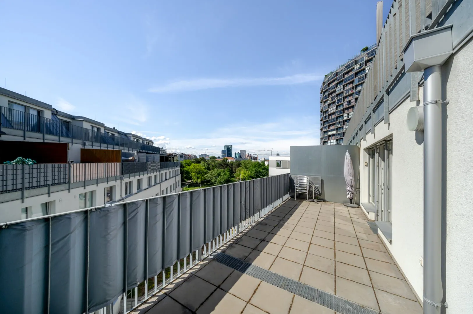 Helle 2 Zimmer Wohnung mit großer Terrasse und Weitblick inkl. Stellplatz