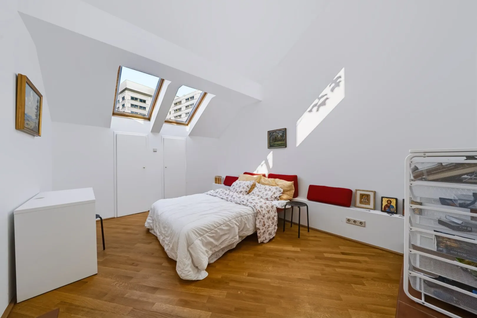 Dachgeschoß mit Galerie und 68 m² Dachterrasse beim Stadtpark, 5 Zimmer
